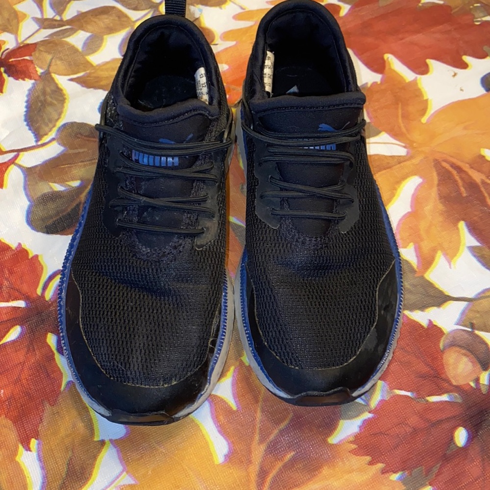 Black Puma sneakers with elastic laces
